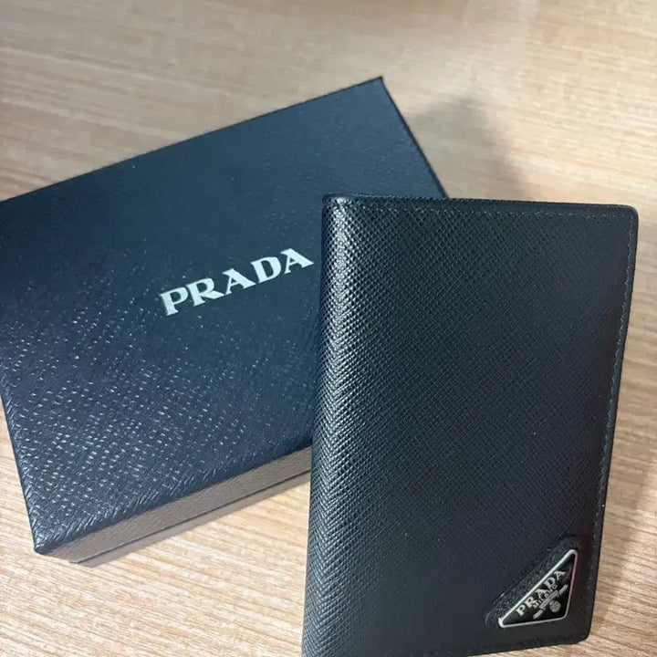 [SOLD OUT] PRADA 반지갑 (박스포함)