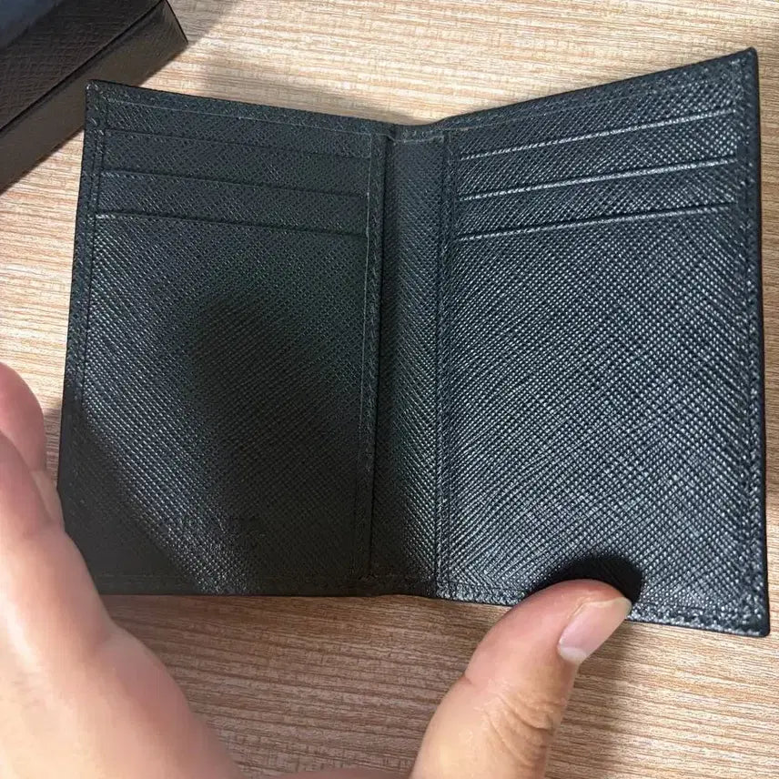 [SOLD OUT] PRADA 반지갑 (박스포함)
