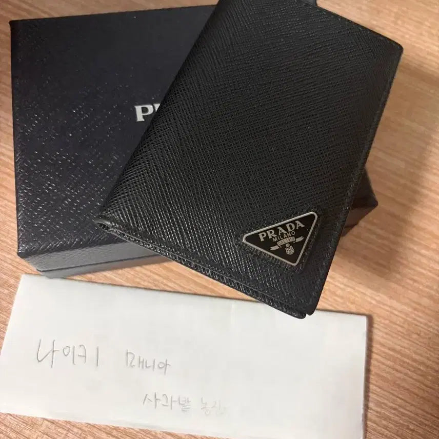 [SOLD OUT] PRADA 반지갑 (박스포함)