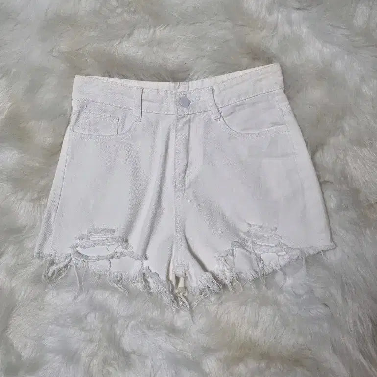 [SOLD OUT] 화이트 데님 반바지 컷팅 숏팬츠