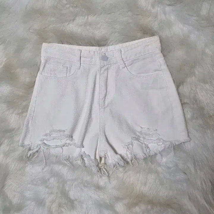 [SOLD OUT] 화이트 데님 반바지 컷팅 숏팬츠