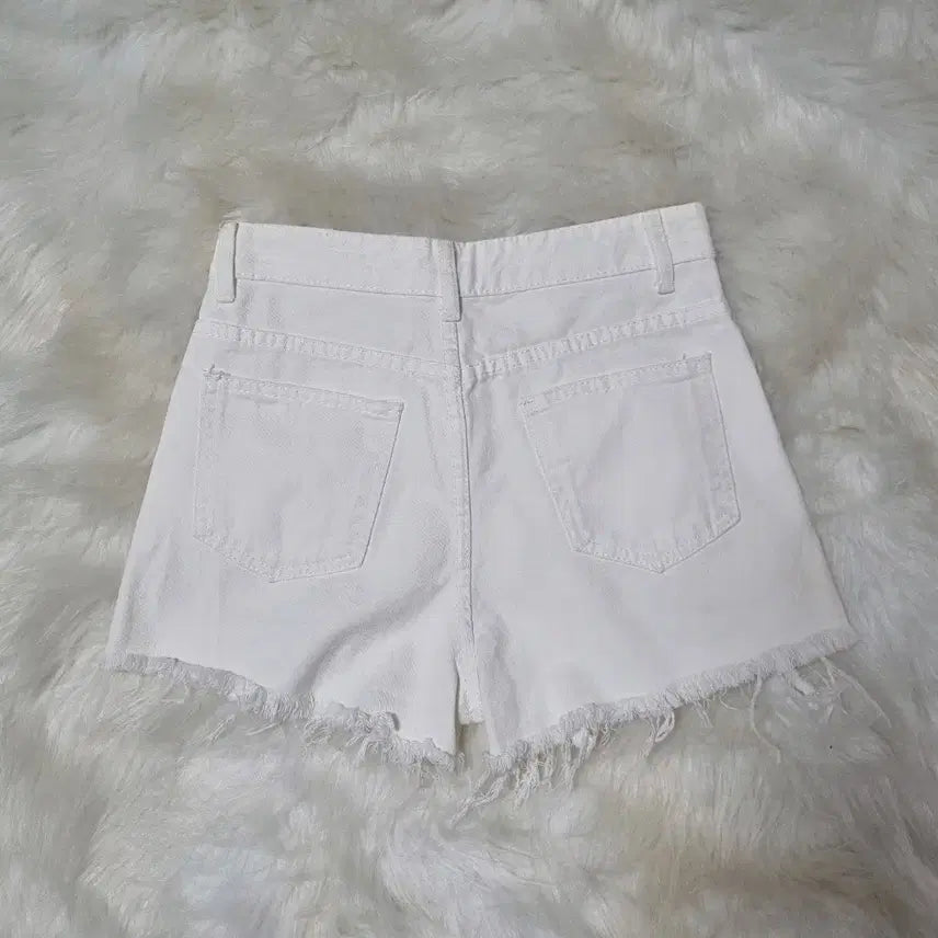 [SOLD OUT] 화이트 데님 반바지 컷팅 숏팬츠