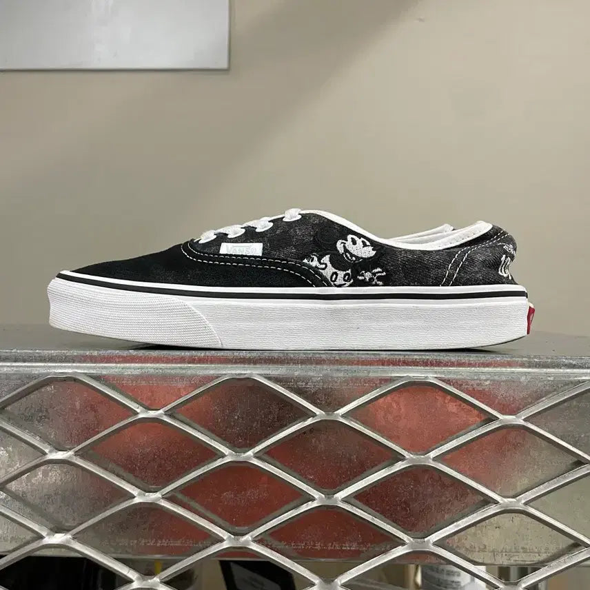 [BUNJANG] Vans Disney OG Family Authentic Sneakers / 반스 X 디즈니 OG 패밀리 어센틱 240 (gr-4483)