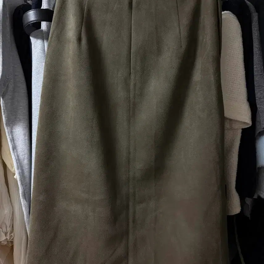 [BUNJANG] Urban Revivo Khaki Suede Midi Skirt / 어반 레비보 카키 스웨이드 미디 스커트 S