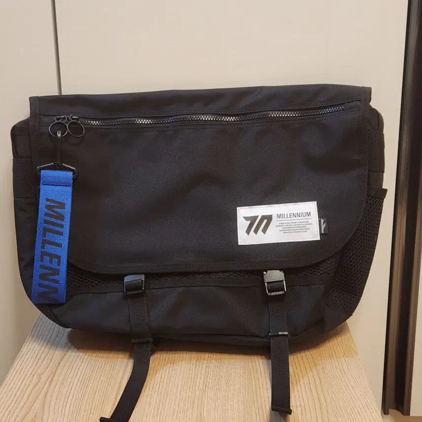[SOLD OUT] 블루 아카이브 2주년 기념 공식 밀레니엄 메신저백 스트랩 블루아카 블아