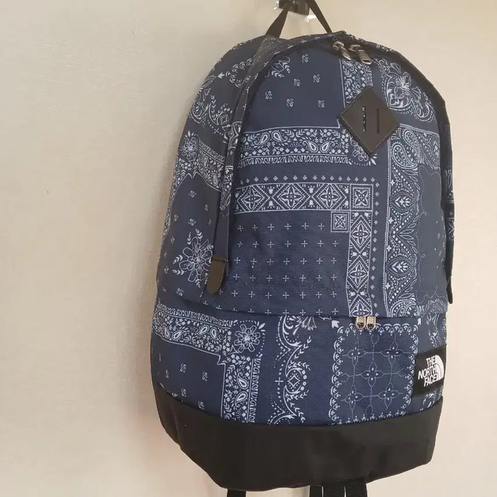 [BUNJANG] The North Face Paisley Bandana Backpack (28L) / 노스페이스 페이즐리 반다나 백팩(28L)