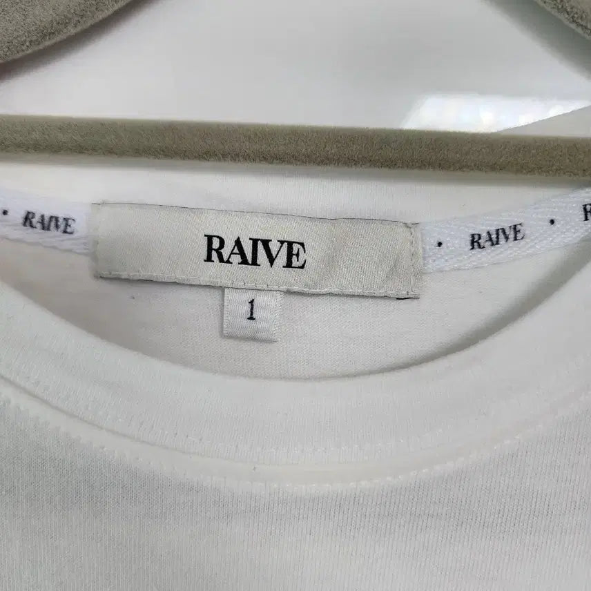 [SOLD OUT] RAIVE 화이트 그래픽 반팔티 1사이즈(55)