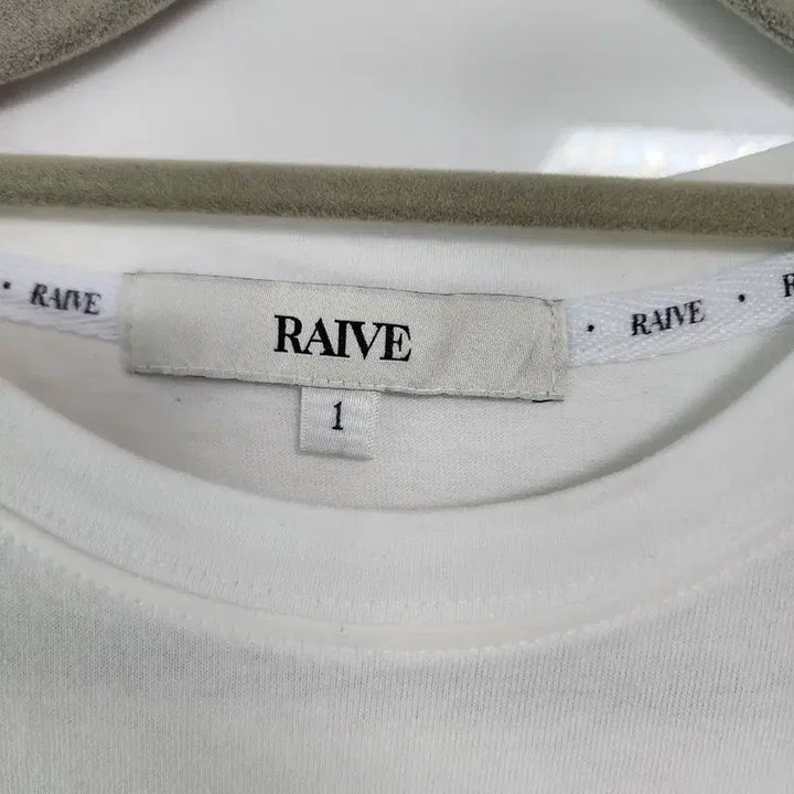 [SOLD OUT] RAIVE 화이트 그래픽 반팔티 1사이즈(55)