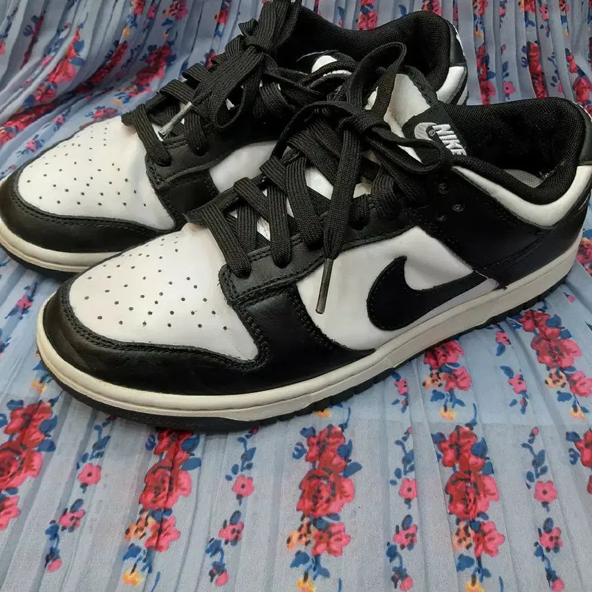 [BUNJANG] Nike Dunk Low Black/White Sneakers / 나이키 덩크 로우 블랙/화이트 260mm