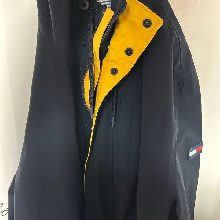 [BUNJANG] Tommy Hilfiger Black Hooded Windbreaker Jacket / 타미힐피거 블랙 후드 바람막이L