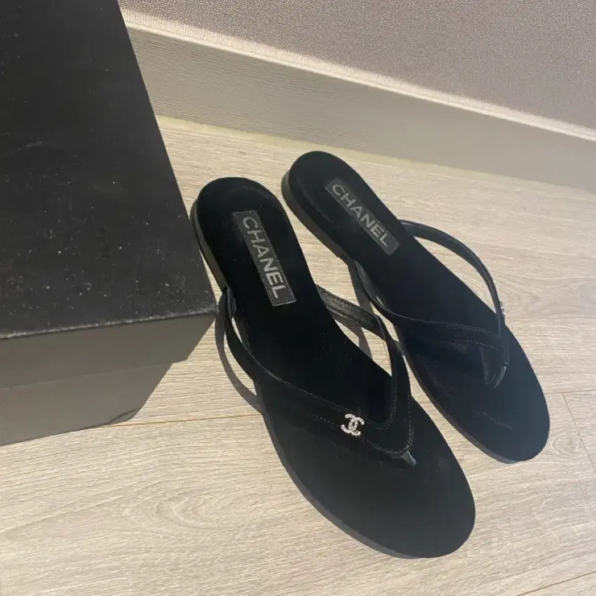 [SOLD OUT] 벨벳 쪼리 슬리퍼