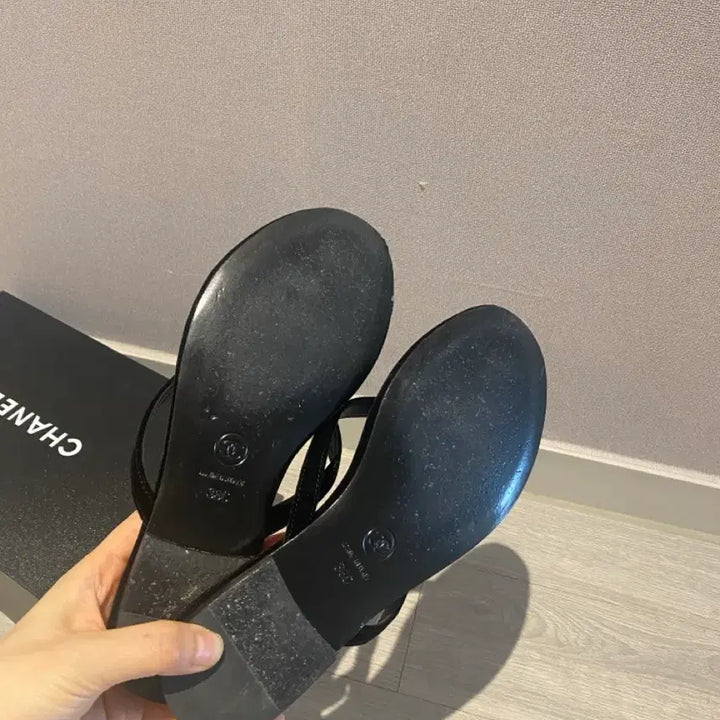 [SOLD OUT] 벨벳 쪼리 슬리퍼