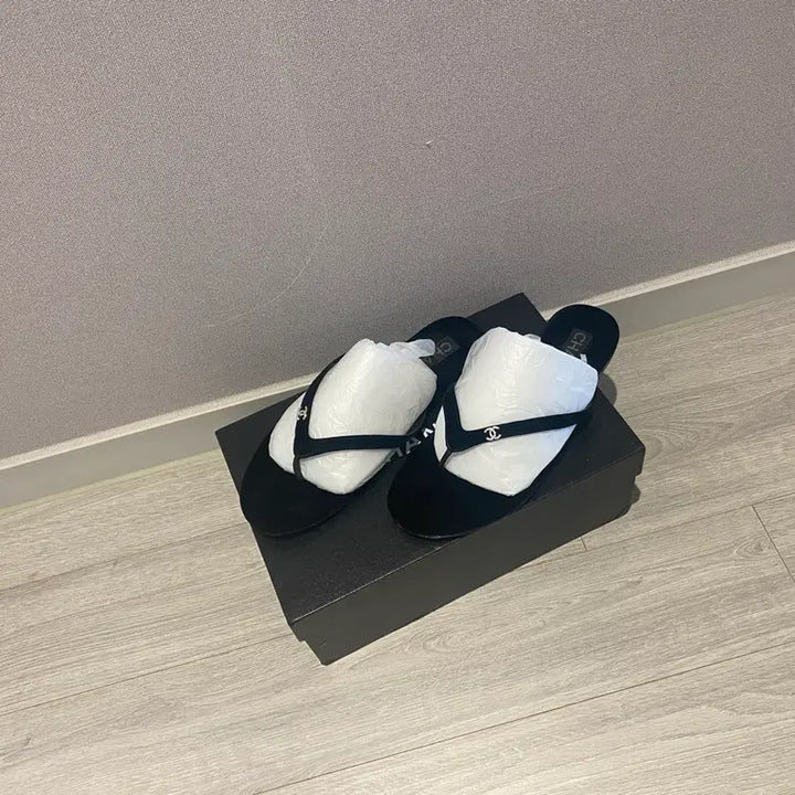 [SOLD OUT] 벨벳 쪼리 슬리퍼