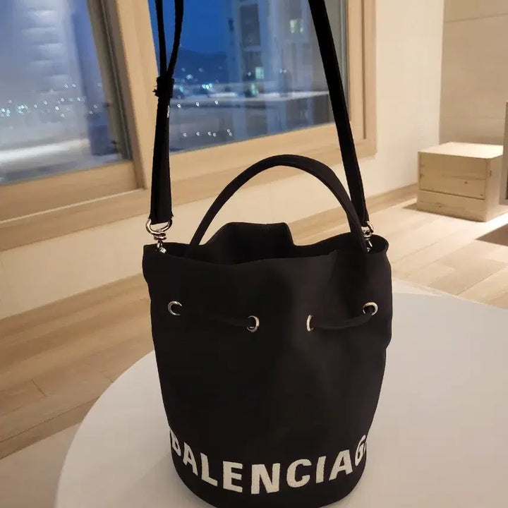 [SOLD OUT] 발렌시아가 블랙 버킷백 토트백