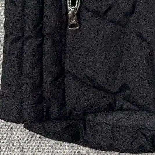 [BUNJANG] H&amp;M Black Hooded Fur Padded Vest EUR 34 / 에이치엔앰 블랙 후드 퍼 패딩 조끼 EUR 34