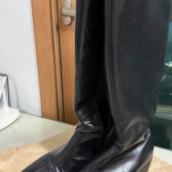 [SOLD OUT] 무배)르아드쥬 르쇼어 절개 슬림 지퍼 롱부츠