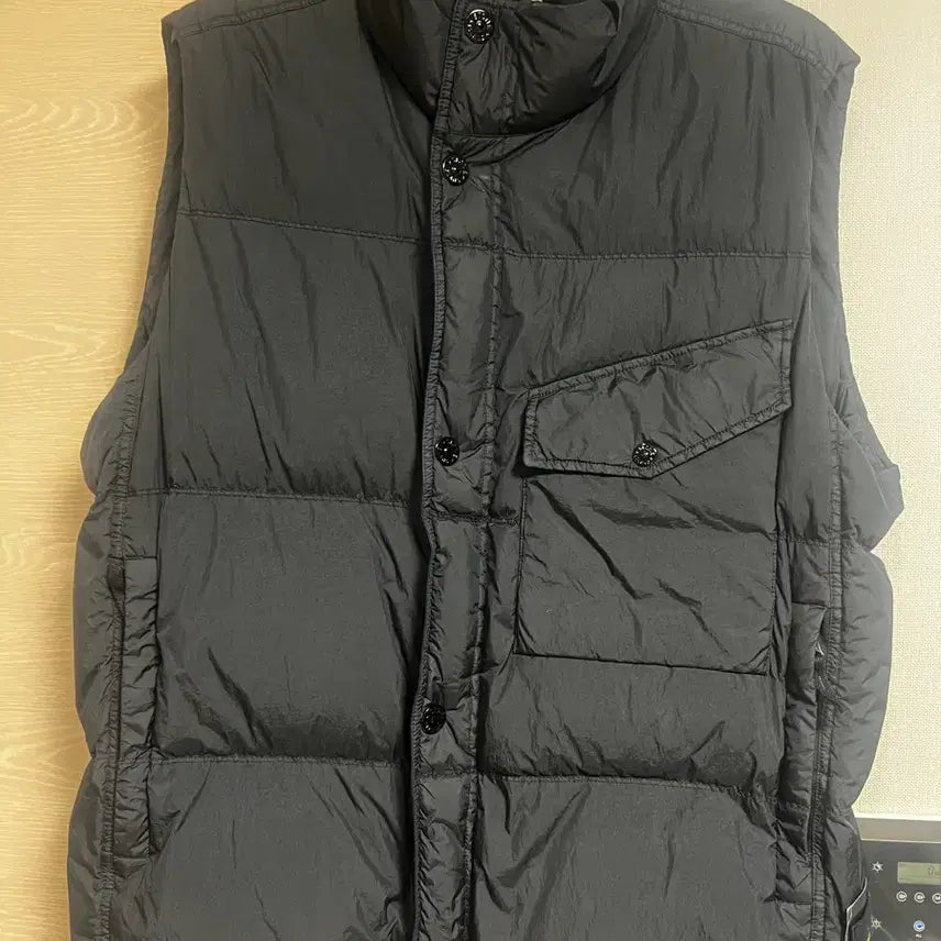 [SOLD OUT] XL / 25FW 스톤 아일랜드 크링클 랩스 NY 다운 베스트 블랙