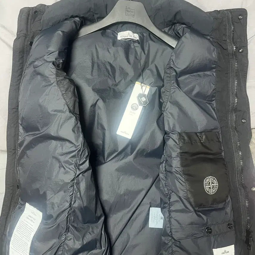 [SOLD OUT] XL / 25FW 스톤 아일랜드 크링클 랩스 NY 다운 베스트 블랙