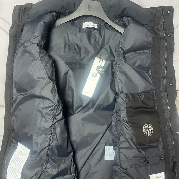 [SOLD OUT] XL / 25FW 스톤 아일랜드 크링클 랩스 NY 다운 베스트 블랙
