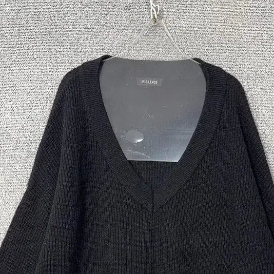 [BUNJANG] INSILENCE Black V-Neck Wool Knit Sweater / 인사일런스 블랙 오버 브이넥 울 니트 S