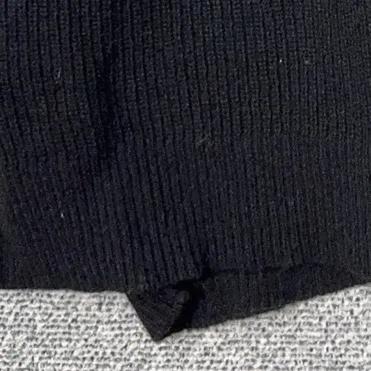 [BUNJANG] INSILENCE Black V-Neck Wool Knit Sweater / 인사일런스 블랙 오버 브이넥 울 니트 S