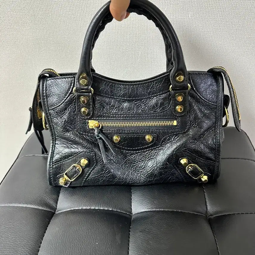 [SOLD OUT] 정품 발렌시아가 모터백 미니 토트백 가방 가로24 (크로스끈 거울 분실)