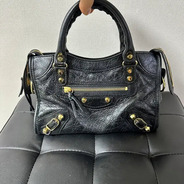 [SOLD OUT] 정품 발렌시아가 모터백 미니 토트백 가방 가로24 (크로스끈 거울 분실)