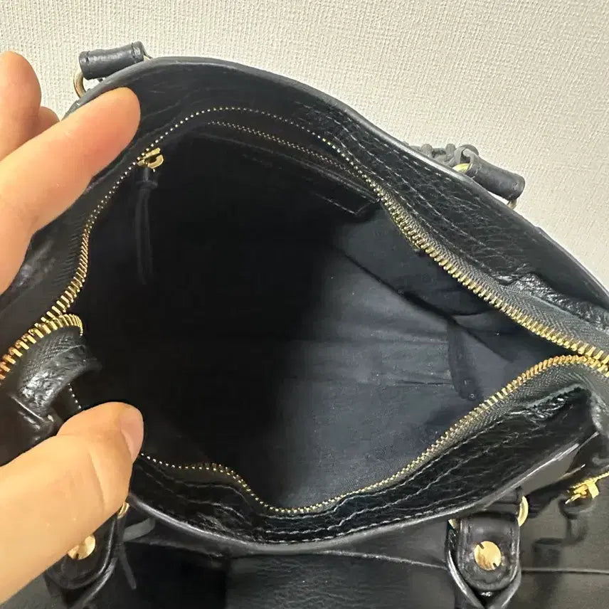[SOLD OUT] 정품 발렌시아가 모터백 미니 토트백 가방 가로24 (크로스끈 거울 분실)