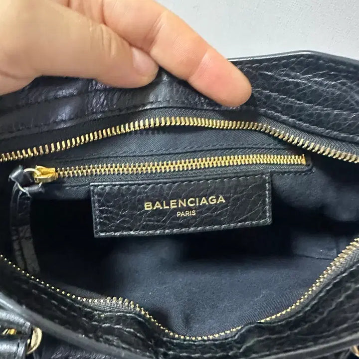 [SOLD OUT] 정품 발렌시아가 모터백 미니 토트백 가방 가로24 (크로스끈 거울 분실)