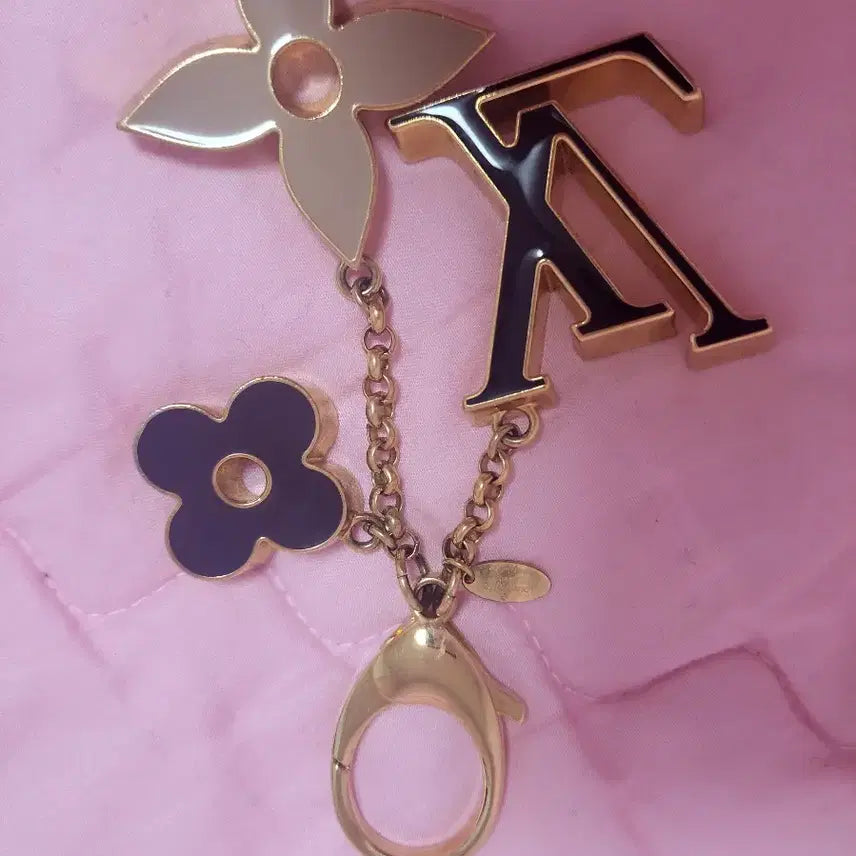 [BUNJANG] Louis Vuitton Fleur Monogram Flower Bag Charm Keyring / 정품)급처상태좋음!루이비통 플뢰르 모노그램플라워 백참 키링 공홈가68만원