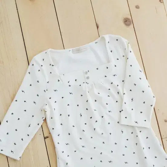 [BUNJANG] The Buttercream Madeleine T-shirt / 더버터크림 마들렌 티