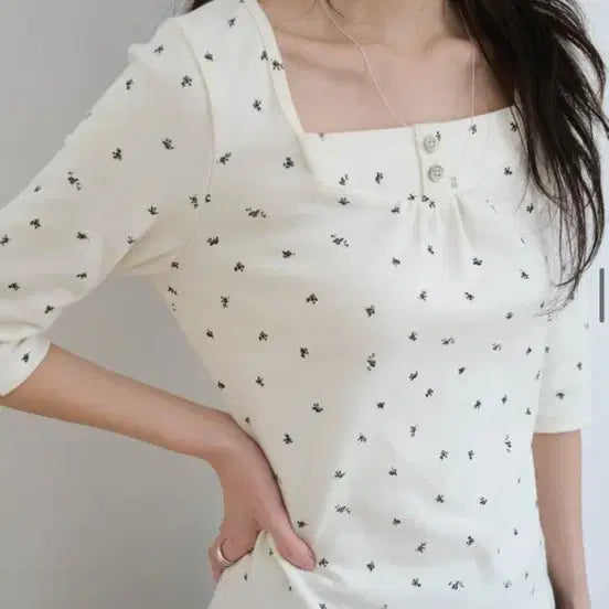 [BUNJANG] The Buttercream Madeleine T-shirt / 더버터크림 마들렌 티