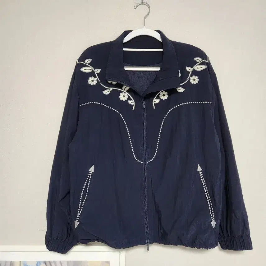 [BUNJANG] Navy Floral Embroidered Windbreaker Jacket / 네이비 꽃 자수 바람막이 점퍼