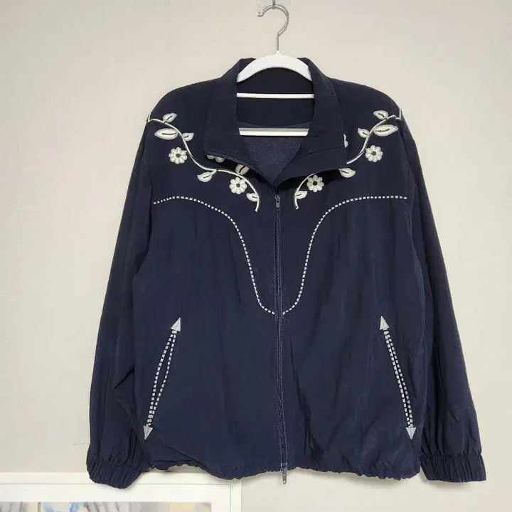 [BUNJANG] Navy Floral Embroidered Windbreaker Jacket / 네이비 꽃 자수 바람막이 점퍼