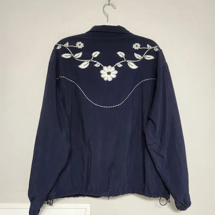 [BUNJANG] Navy Floral Embroidered Windbreaker Jacket / 네이비 꽃 자수 바람막이 점퍼