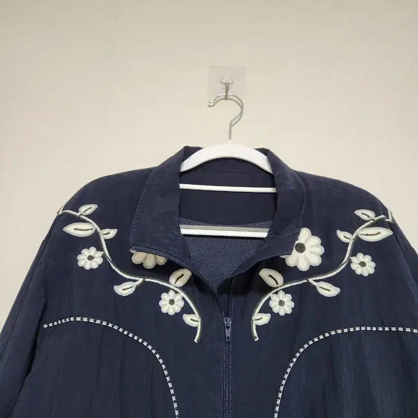 [BUNJANG] Navy Floral Embroidered Windbreaker Jacket / 네이비 꽃 자수 바람막이 점퍼
