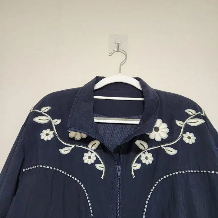 [BUNJANG] Navy Floral Embroidered Windbreaker Jacket / 네이비 꽃 자수 바람막이 점퍼