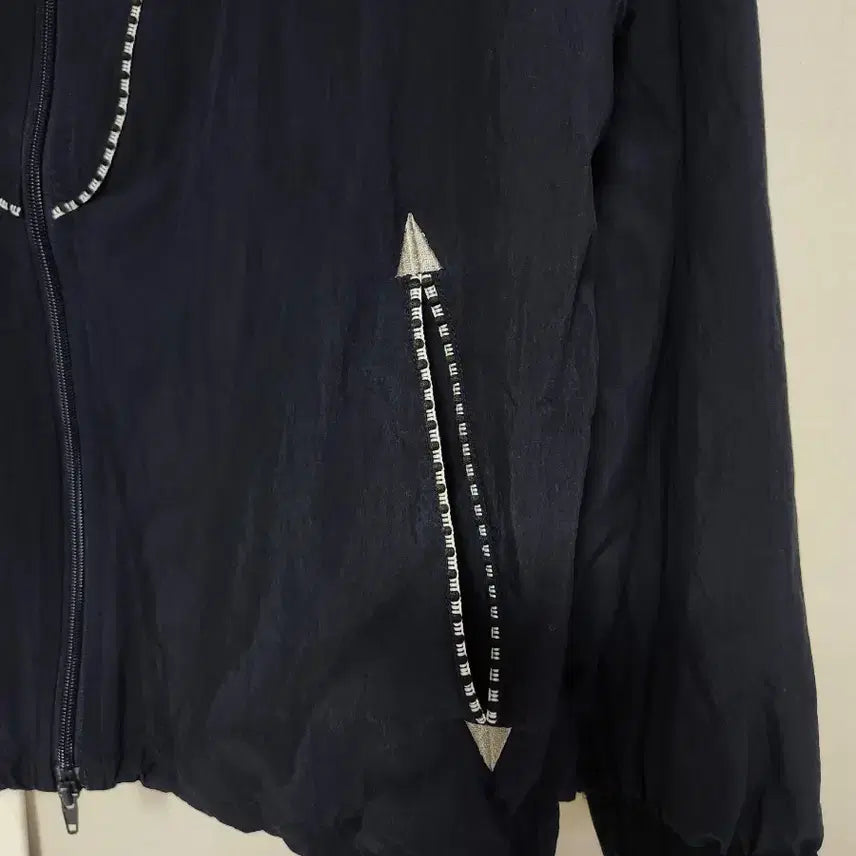 [BUNJANG] Navy Floral Embroidered Windbreaker Jacket / 네이비 꽃 자수 바람막이 점퍼