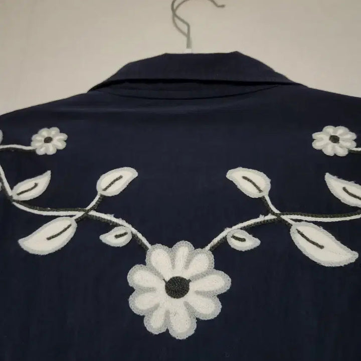 [BUNJANG] Navy Floral Embroidered Windbreaker Jacket / 네이비 꽃 자수 바람막이 점퍼