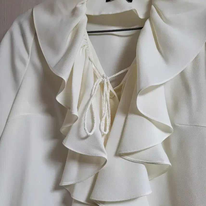 [BUNJANG] Colette Ruffle Blouse / 꼴레트 프릴 러플 블라우스