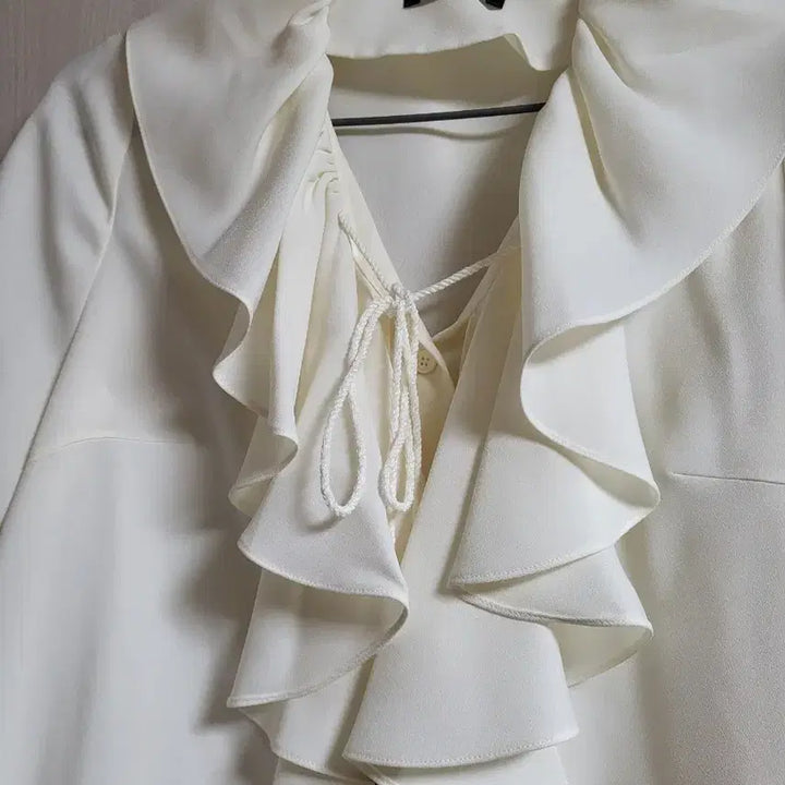 [BUNJANG] Colette Ruffle Blouse / 꼴레트 프릴 러플 블라우스