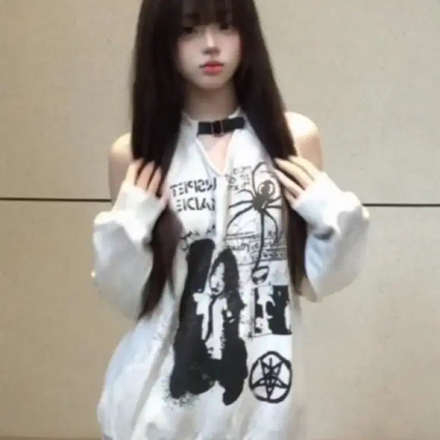 [BUNJANG] Gothic Off-shoulder Print Hoodless Sweatshirt / 고딕 오프숄더 프린트 후드리스 맨투맨
