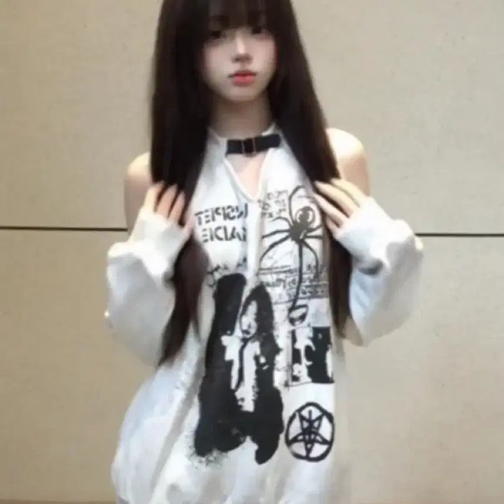 [BUNJANG] Gothic Off-shoulder Print Hoodless Sweatshirt / 고딕 오프숄더 프린트 후드리스 맨투맨