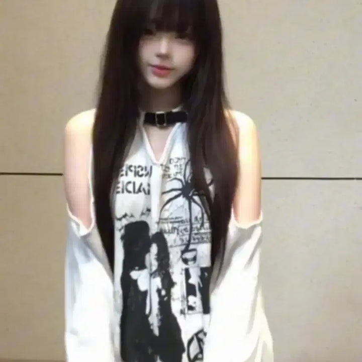 [BUNJANG] Gothic Off-shoulder Print Hoodless Sweatshirt / 고딕 오프숄더 프린트 후드리스 맨투맨