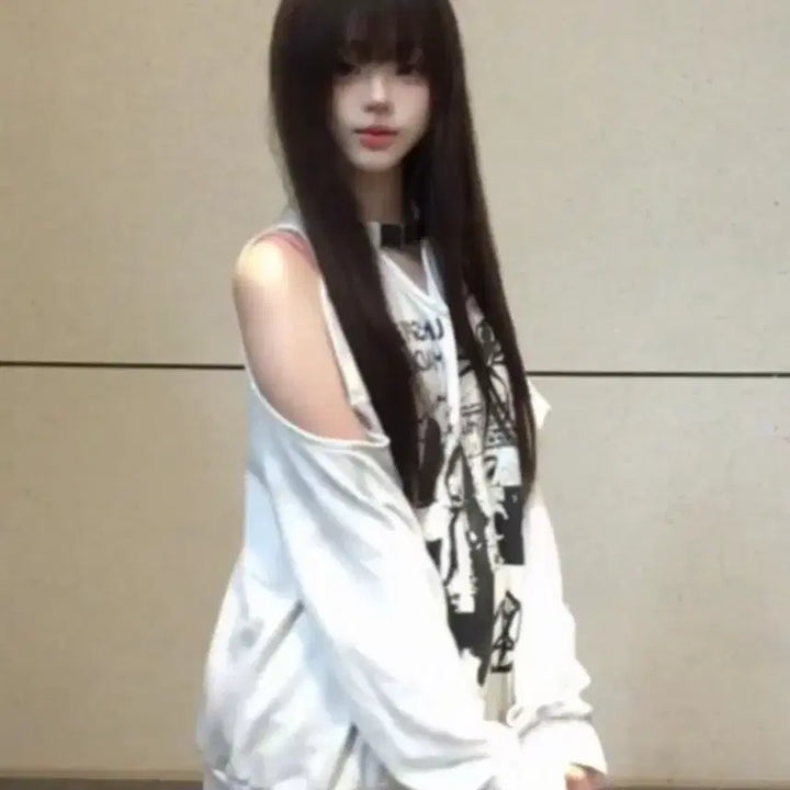 [BUNJANG] Gothic Off-shoulder Print Hoodless Sweatshirt / 고딕 오프숄더 프린트 후드리스 맨투맨