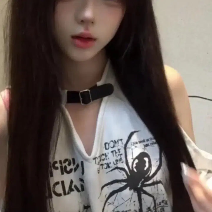 [BUNJANG] Gothic Off-shoulder Print Hoodless Sweatshirt / 고딕 오프숄더 프린트 후드리스 맨투맨