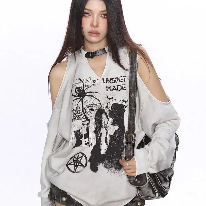 [BUNJANG] Gothic Off-shoulder Print Hoodless Sweatshirt / 고딕 오프숄더 프린트 후드리스 맨투맨