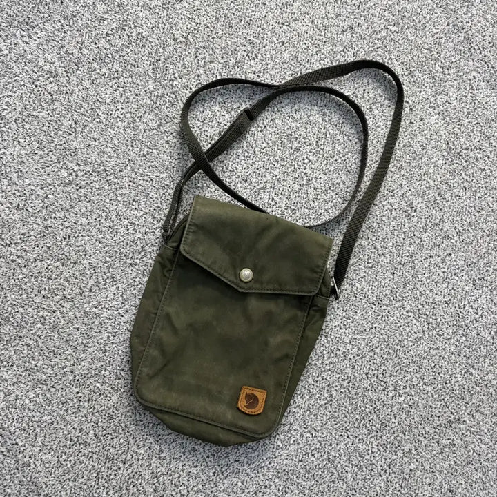 [SOLD OUT] 피엘라벤 포켓 숄더백 크로스백 0415J