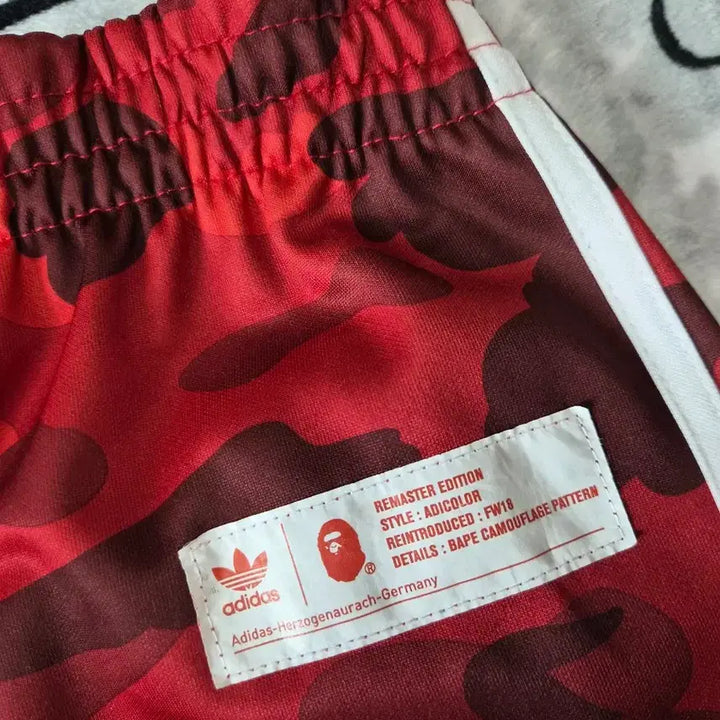 [SOLD OUT] 아디다스 BAPE 콜라보 트랙 팬츠 레드 카모