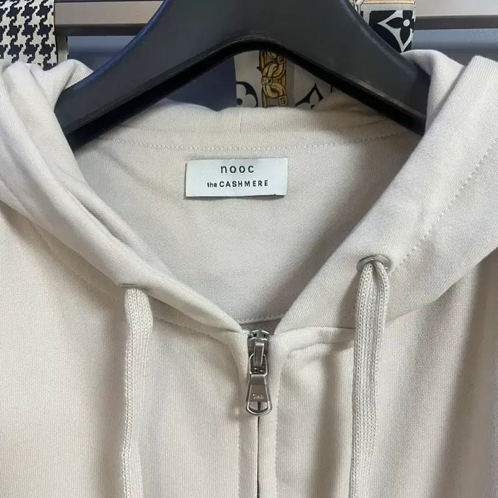 [BUNJANG] 26 Years The Cashmere Ivory Hooded Zip-up / 26년 더캐시미어 아이보리 후드집업